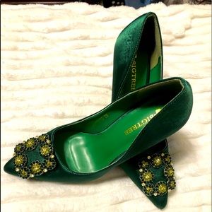 Gorgeous hunter green pumps.